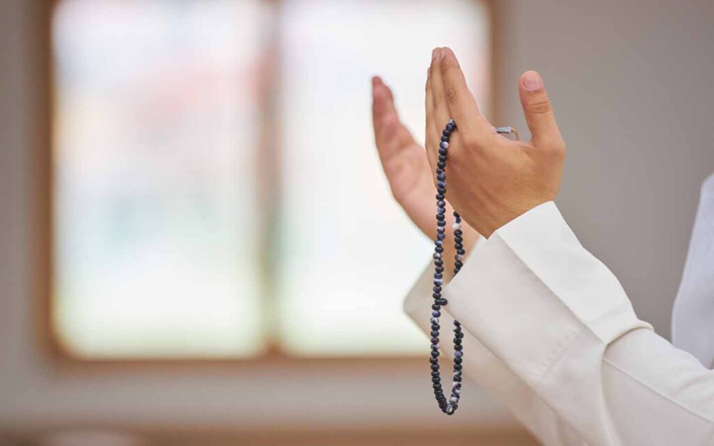 Muslim man praying 1024x640 1