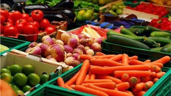 فى الجمله الليمون من. ٣٥ لـ٤٥ جنيه الكيلو... أسعار الخضروات والفاكهة اليوم الثلاثاء ٢٨ يناير بسوق العبور 2 818.webp